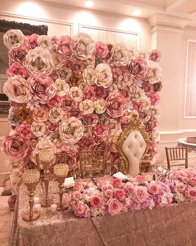 Missus Dior Scented Flower Wall